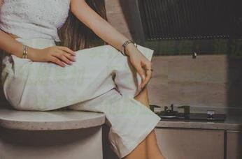 GIRLT果团网 – 莫雅琪提醒你：海边写真不仅要炫耀身材，更要琢磨出创意，资源就是我们的跑腿小弟！