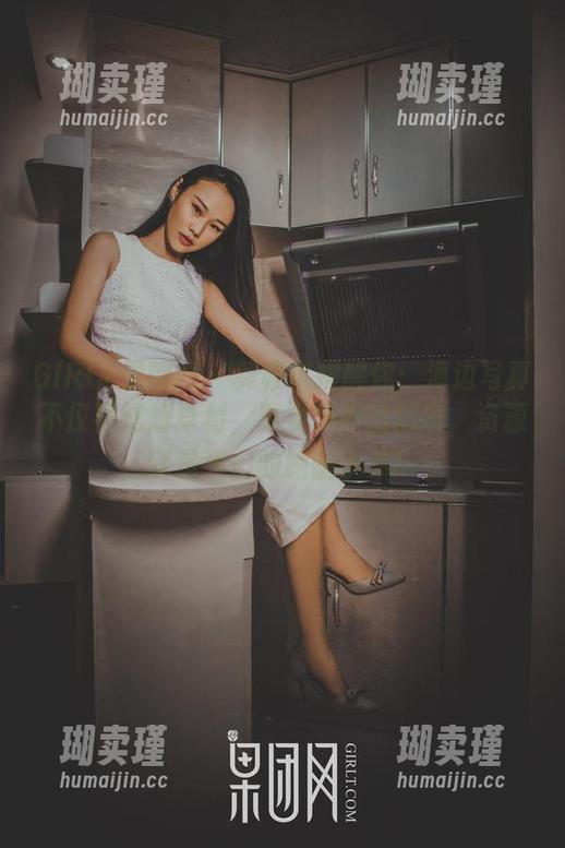 GIRLT果团网 - 莫雅琪提醒你：海边写真不仅要炫耀身材，更要琢磨出创意，资源就是我们的跑腿小弟！
