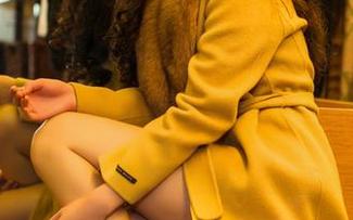 TouTiao头条女神 – 一边看猫咪，一边被杨漫妮baby的少女气吸引，这图片太有趣了