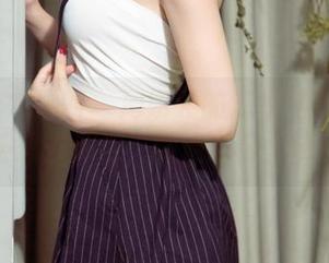 UGirls尤果网 – 周妍希的泳衣私拍：让你看得想去海边，顺便忘记工资日！