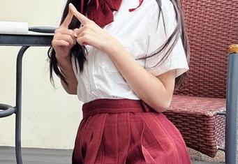 看这组照片，不呆猫把白丝过膝袜穿得这么妙，别提多有魔力了！