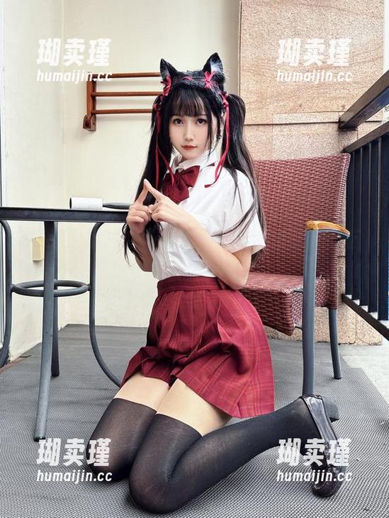 不呆猫 看这组照片,不呆猫把白丝过膝袜穿得这么妙,别提多有魔力了!
