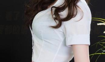 丽柜 – 看了小爽的天使写真，图包里的每个角度都的确有点意思，像是隐秘又可爱的细节。