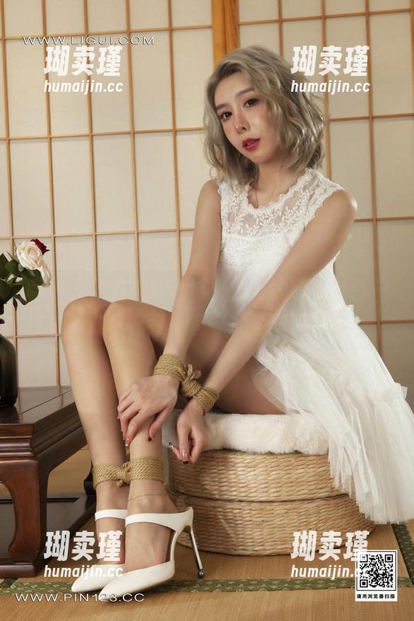 丽柜 - 精选未知领域：钟晴的职业装图，看她如何在会议室中优雅游刃有余！