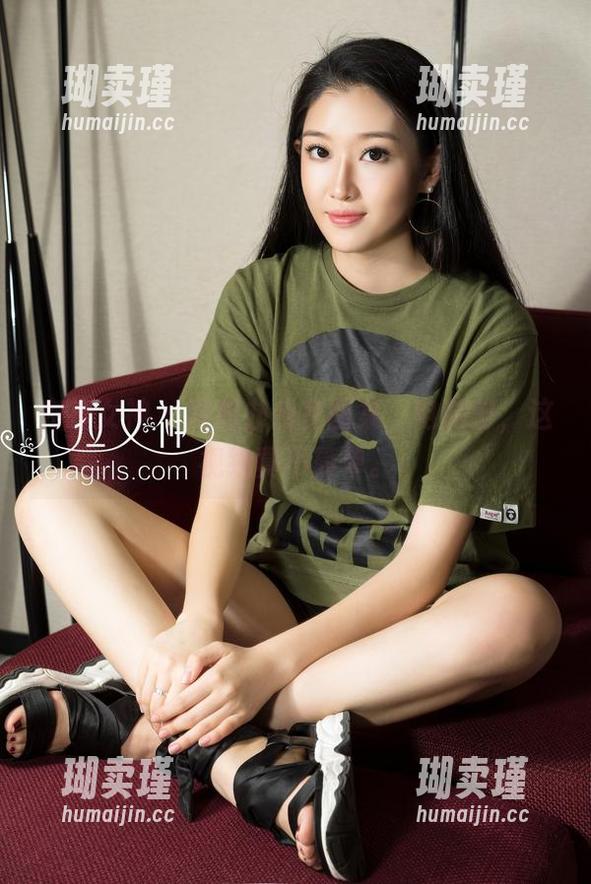 克拉女神 - 周迪办公室图集：电脑前，这视线真不简单。