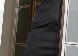 克拉女神 – 精选纪轩的‘酷炫秀足’—我到底被这些鞋子吸引了，还是被她的姿态迷住了？