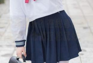 想和兔玩映画同乐？在线看树荫下的制服烧酒美图，心情轻松就好，真的