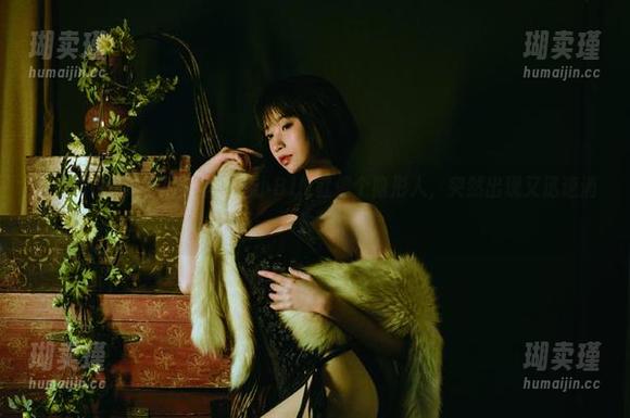 奈汐酱Nice的写真里，超小BJN就像个隐形人，突然出现又迅速消失！