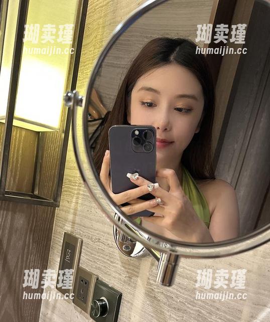 微密圈 - 奶雯的银色吊带裙，所有图片都是恋爱的影子