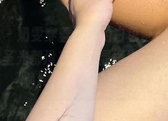 微密圈 – 奶雯穿着浓厚的白色蕾丝，图集里一点圣光都没有，倒显得她不按常理出牌，有点意思！