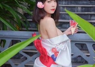 看着姜仁卿(강인경)的夏天，忍不住有点想泡在水中的冲动，真的是一剂清凉。