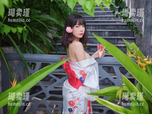 看着姜仁卿(강인경)的夏天，忍不住有点想泡在水中的冲动，真的是一剂清凉。