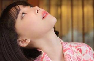 看着柱子般的姜仁卿(강인경)在温柔夜晚里的美图，我只想说，谁的晚餐这么丰盛？