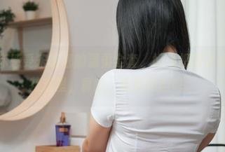 图片带你感受宋哈娜的温柔全套，好像把脖子埋进了棉花糖里，真的，轻飘飘的呢。