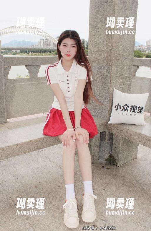 小众视觉-芳芳 小众视觉 - 倾斜的阳伞下,芳芳与泳池的亲密合集