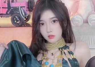 小小奶瓶儿的女友原图，高清画面，让我忍不住瞄上一眼又一眼。