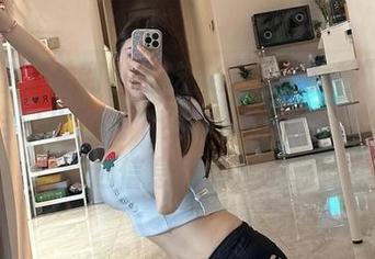 微密圈 – 看到小玉吃果冻的“女神”作品，我自己也想当个女神，可惜没那个命，精选信息量太足了。