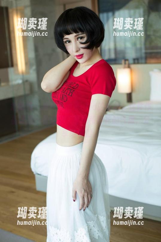 尤果网-夏倪可ella 尤果网 - 看!夏倪可ella的白裙,这件作品让我一秒想到了草地和野花的气息,分享给你们。