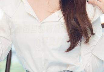 尤果网 – 原图里的杨晨晨女王，竟然也是个零食控？
