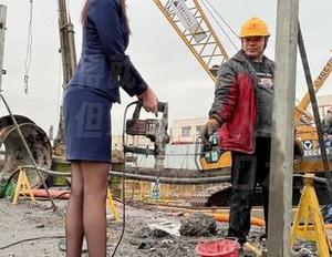 微密圈 – 我觉得就是阿朱啊的白色吊带透着一股清新，但又隐隐让人想摇摇头说：别太看，我都快流口水了。