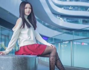 最新图片直击，希希_啾在复古棚子里干啥呢？