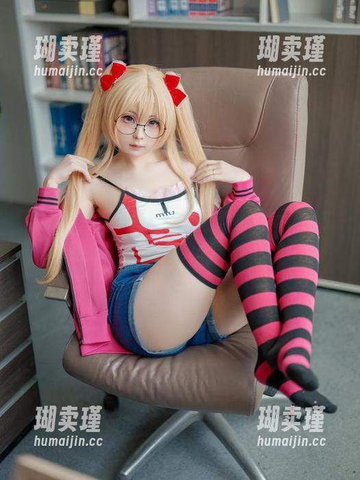 幼水铃衣 幼水铃衣的瑜伽写真,夸张的姿势是为了让我们知道,她比我会折腾!