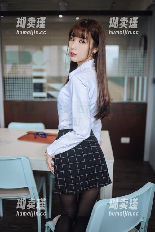 看！泥泥汝的裸足，在私拍套图里无处不在！