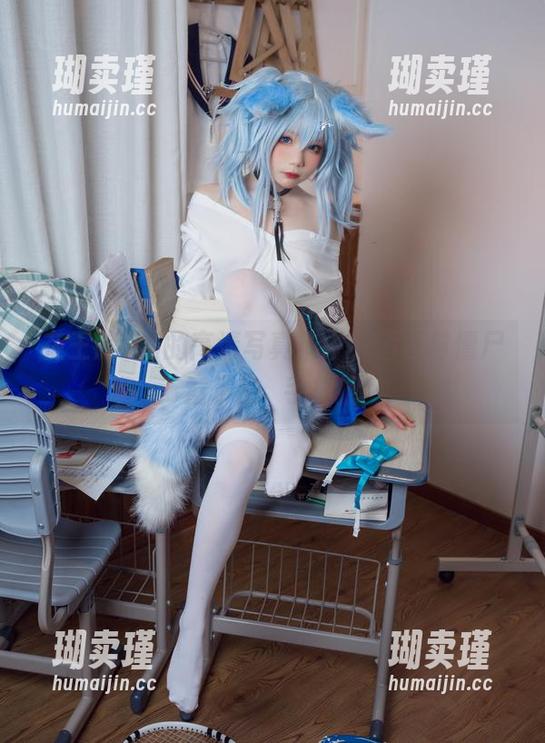在王胖胖u的高清写真集中，酒吞与僵尸童子的拑手相拥