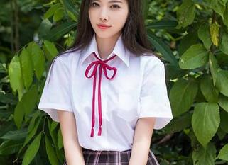 秀人网 – FoxYini孟狐狸的无圣光写真实：白裙的另一种表达。