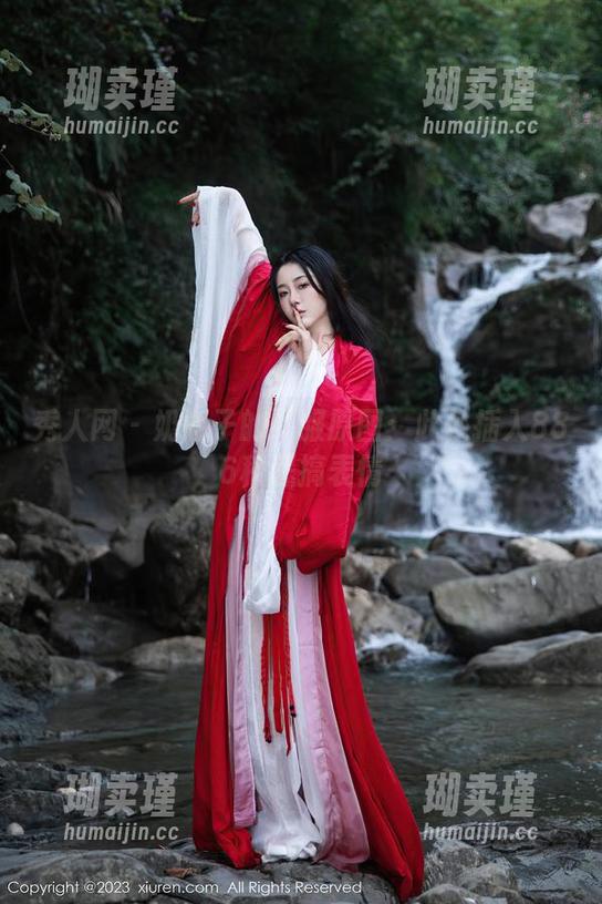 秀人网-奶瓶子 秀人网 - 奶瓶子的礼服原图:此处插入886种恶搞表情