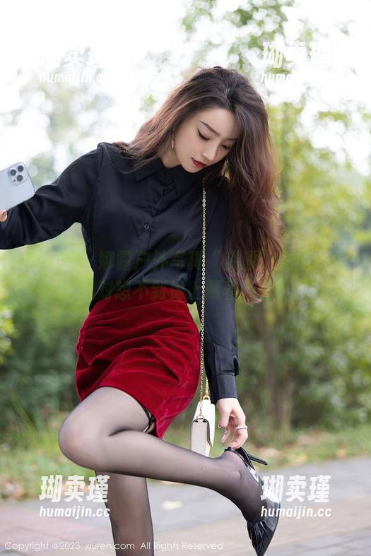 秀人网-娜露 秀人网 - 娜露户外写真“资源”之旅:你绝对想不到树上藏着什么!
