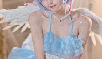 我在欣赏花柒Hana的吊带作品，可是注意力总不受控。