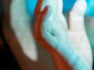 蜜桃社 – 看！桃乃香Tina的泳池美图合集，水面波光粼粼，忍不住想多看几秒