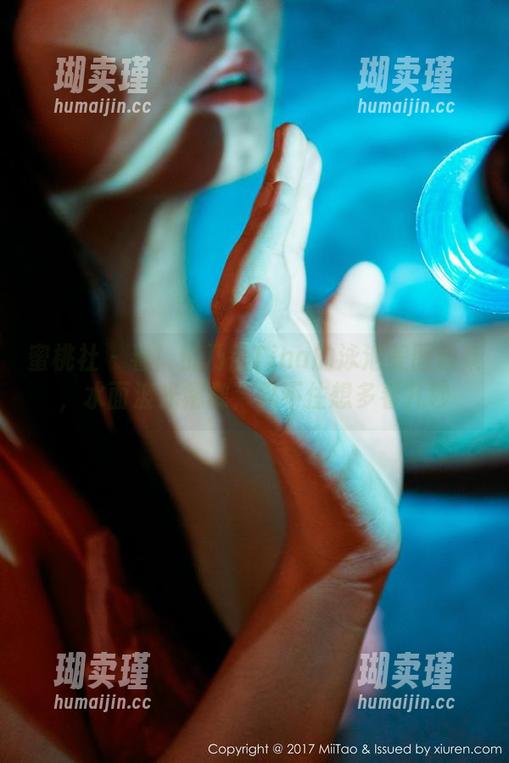 蜜桃社 - 看！桃乃香Tina的泳池美图合集，水面波光粼粼，忍不住想多看几秒