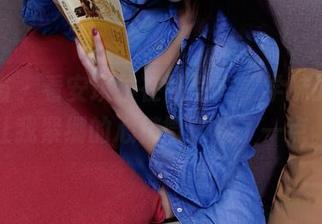 轰趴猫 – 看安琪拉在线写真，学妹的气质让我紧绷的心稍微放松了一点。