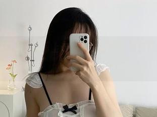 微密圈 – 铁锤姐姐怼上去的那个姿势，粗白腿搭配气场，谁顶得住！