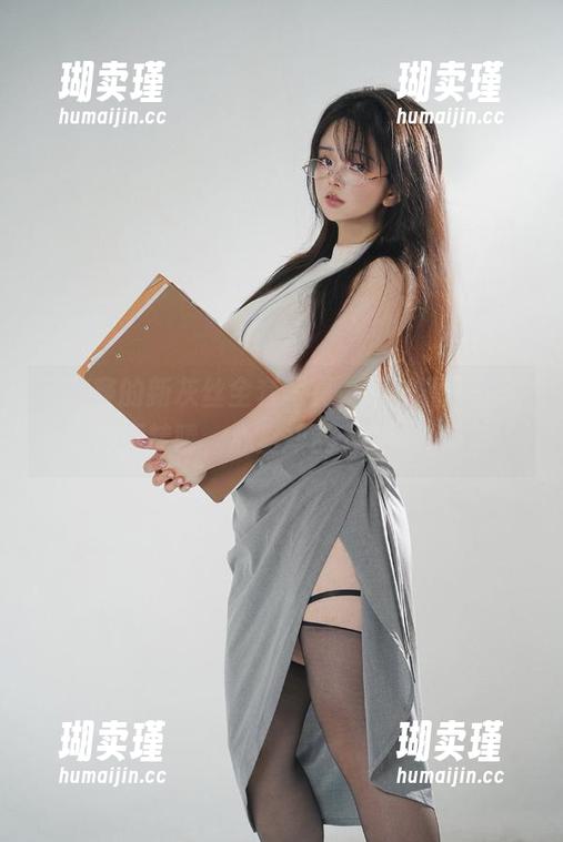 阿寨寨 阿寨寨的新灰丝全套写真,果然看得我目不转睛,心里却乱七八糟。