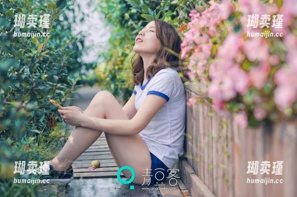 青豆客 - 王婉悠牛仔裤原图，跟这款相比，我的衣柜一秒变遣散的物品。