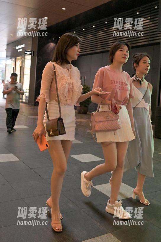 魔镜街拍：全套原图，今天的白色连体衣小姐姐是不是有点像走出时光机器的星际探险家？！