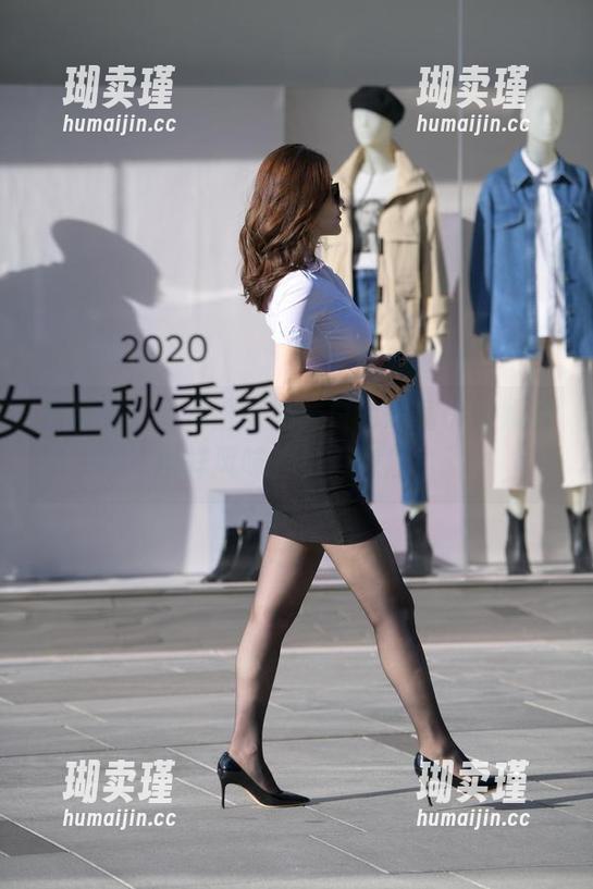 魔镜街拍：就这原图，白色短裙小姐姐的别样风味，有点意思！
